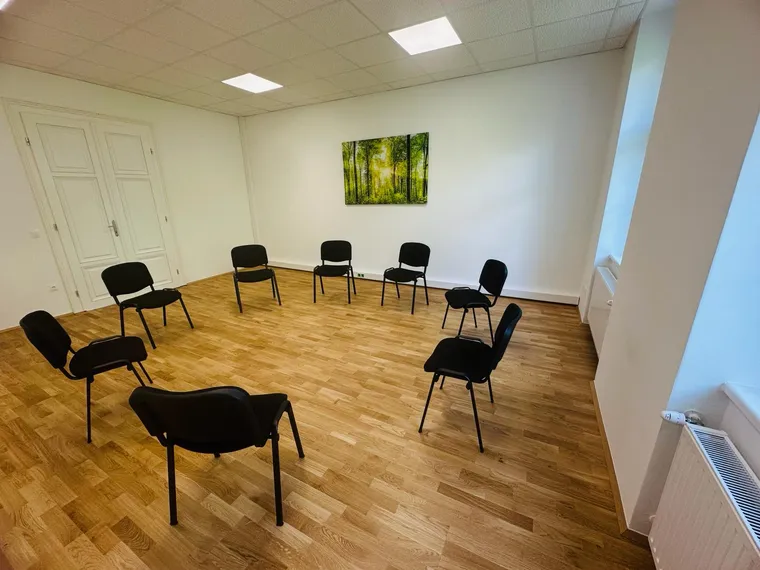 Großer Gruppenraum Raum 4 in der Praxis Alan, 30,35 m², mit Tageslicht