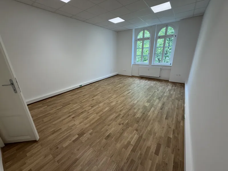Gruppenraum Raum 7 mit zwei Rundbogenfenstern und Parkett, frisch saniert, Praxis Alan, 1060 Wien
